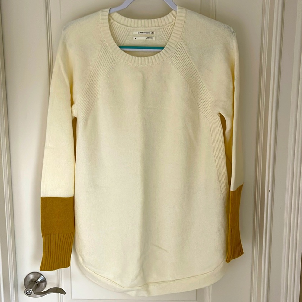Anthropologie Women’s cream and gold sweater- M